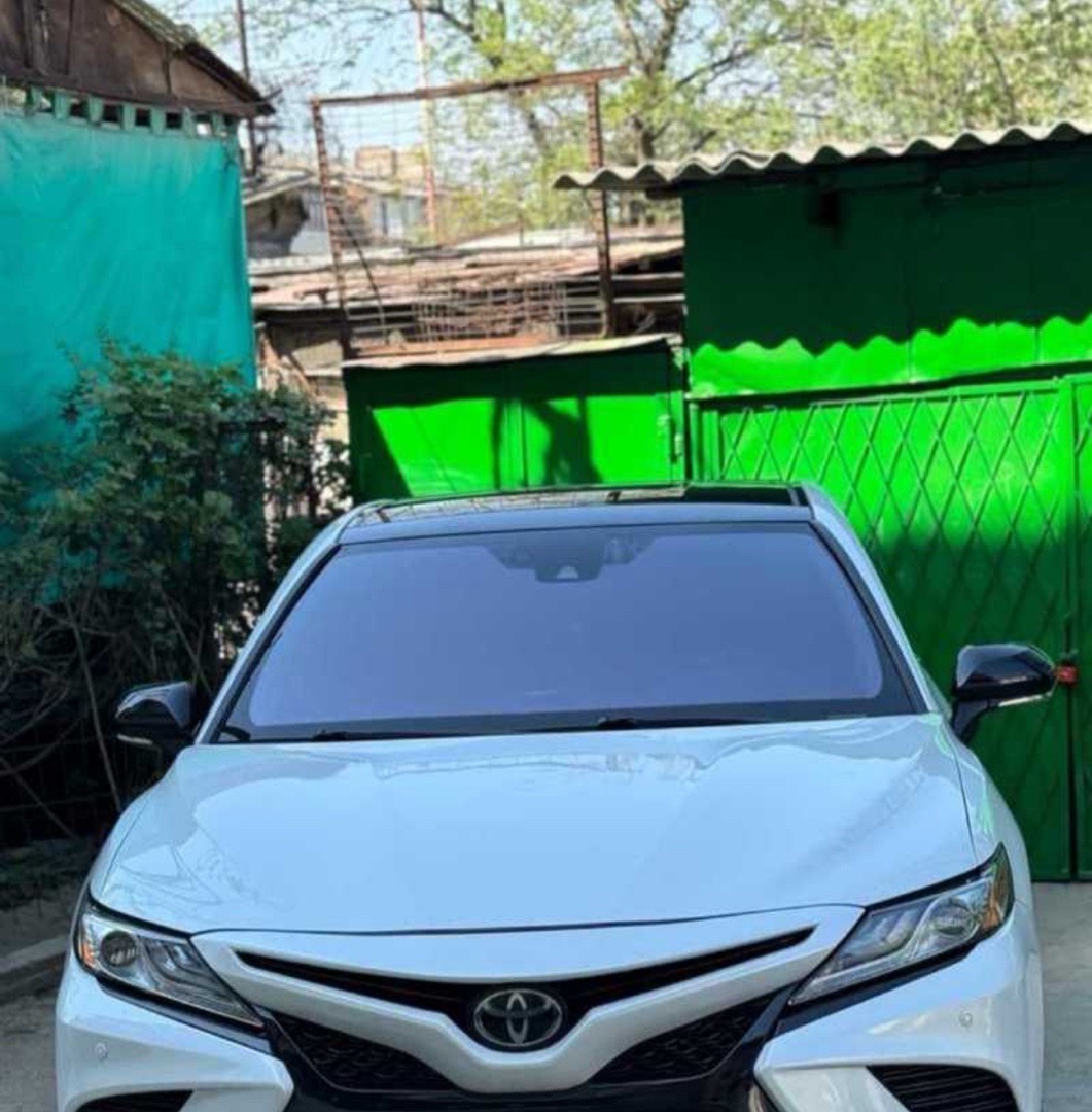 Лобовое стекло фиолетовое на Toyota Camry 6, Душанбе