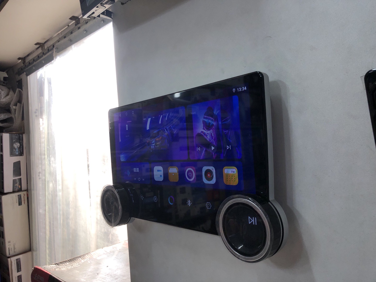 "Монитори пуриқтидори JBL, Душанбе