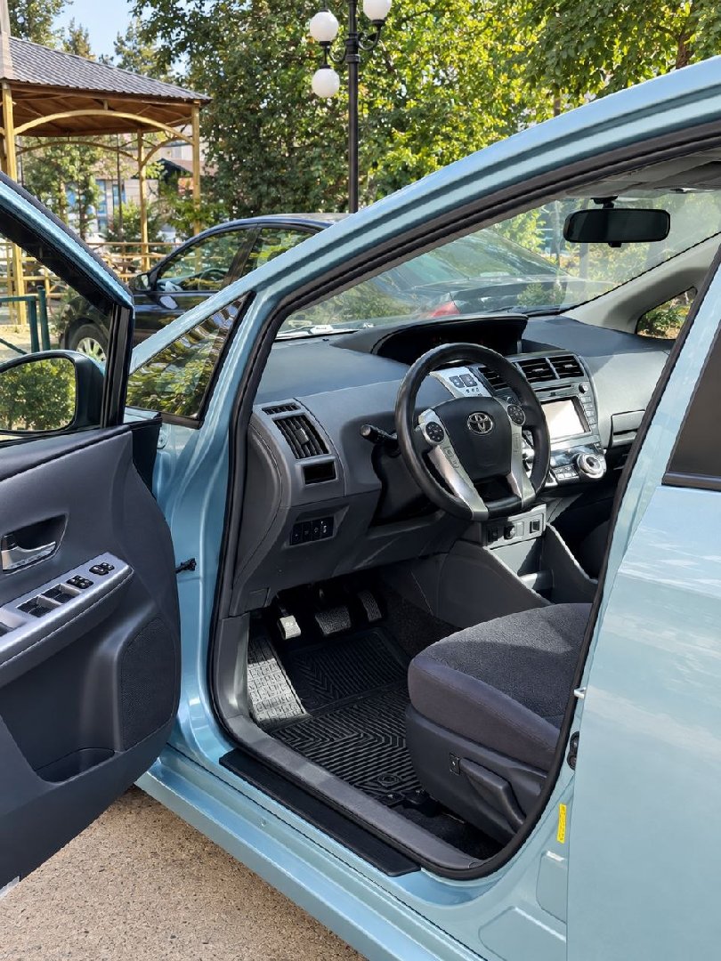 Toyota Prius 2015 — фото 5 из 7