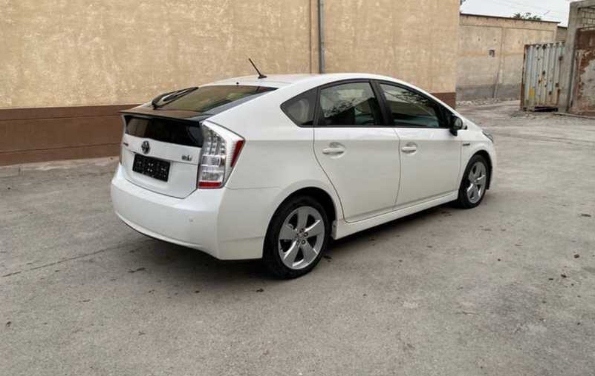 Не тонированные стекла на Toyota Prius, Душанбе
