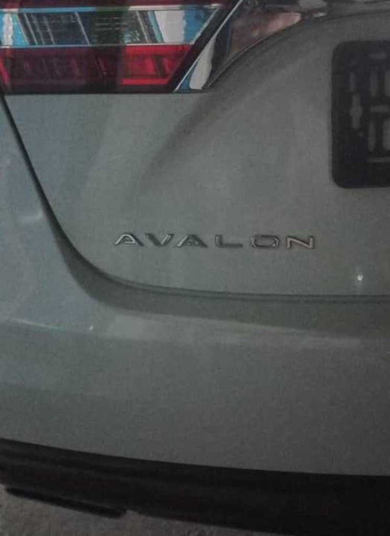 Надпись Avalon на багажник, Душанбе